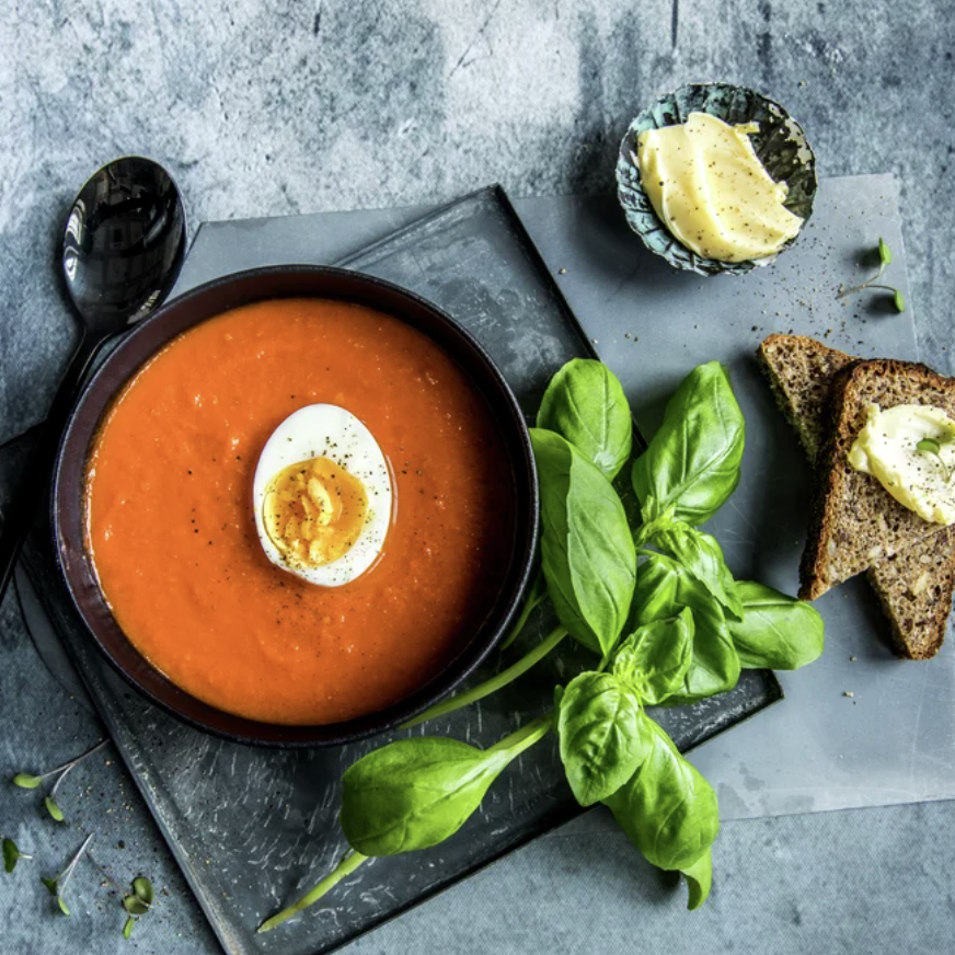 Tomatsuppe med kokt egg